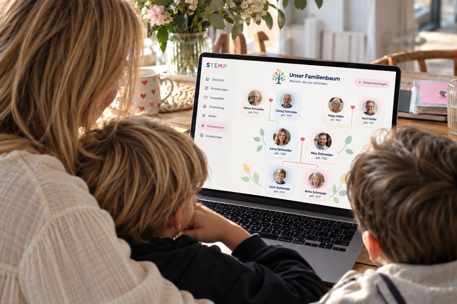 Familie betrachtet gemeinsam den digitalen Familienbaum von STEMP am Laptop
